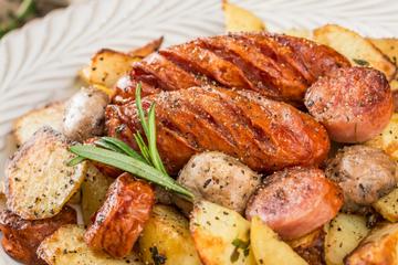Linguiça assada com batatas