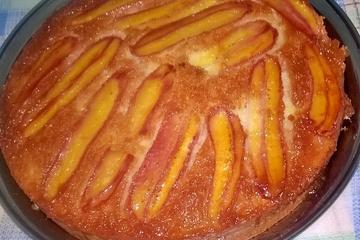 Bolo invertido de banana caramelada de liquidificador