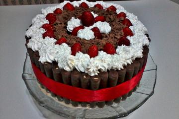 Bolo de chocolate e morango com Twix