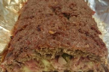 Bolo de carne moída recheado com presunto e mussarela