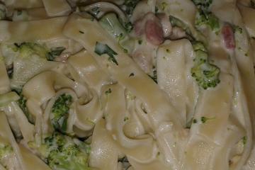 Penne com bacon e brócolis