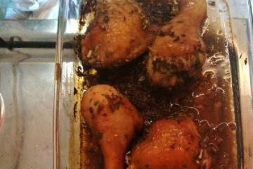 Coxa e sobre coxa de frango assada ao vinho