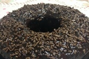 Bolo de cenoura com calda de chocolate