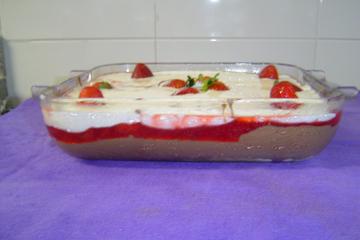 Torta sorvete de chocolate com morangos