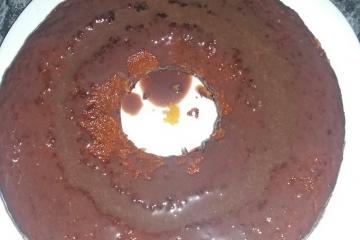 Bolo de cenoura com calda de chocolate