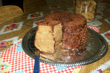 Bolo de chocolate e calda de chocolate