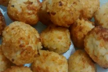 Bolinho de arroz com queijo