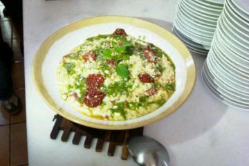 Risoto de tomate seco com molho pesto