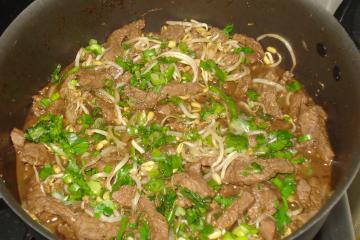 Broto de feijão com molho de soja (moyashi com shoyu)