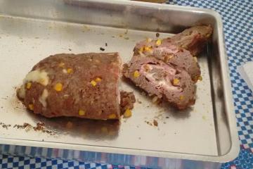 Rocambole de carne moída com queijo e presunto