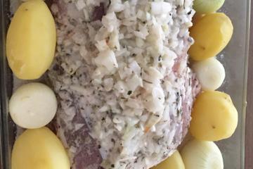 Lombo de porco com batatas e cebolas ao forno