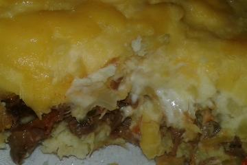 Escondidinho de mandioca com carne assada