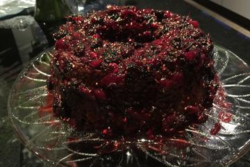 Bolo de cenoura chique com calda de morango e amora