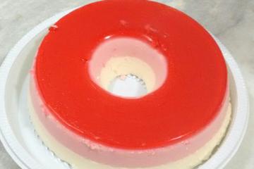 Pudim de gelatina de morango