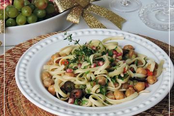 Salada de grão-de-bico com macarrão ao molho de laranja e mostarda da ABIMAPI