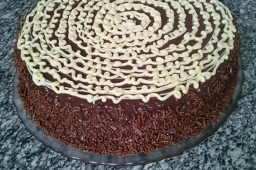 Bolo trufado de brigadeiro branco e preto