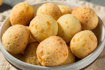 Pão de queijo de tapioca na airfryer prático que rende muito para fazer nas férias
