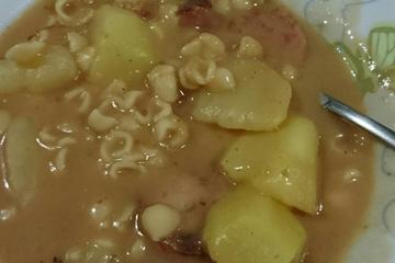Sopa de feijão com macarrão e legumes