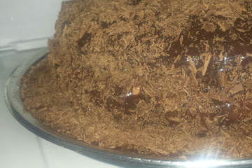 Bolo de chocolate recheado com morangos