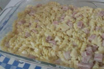 Macarrão ao molho branco com presunto e queijo