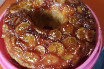 Bolo de banana com calda