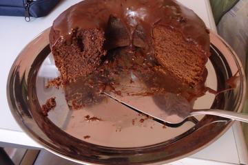 Bolo de chocolate com ameixas