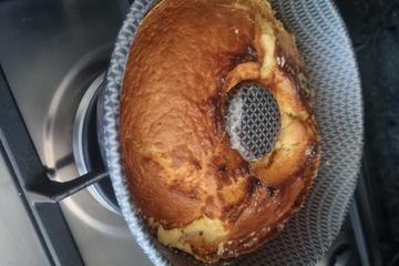 Bolo de fubá com cobertura de goiabada