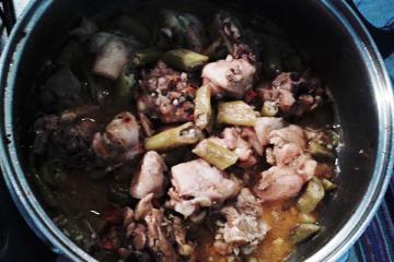 Frango com quiabo picante