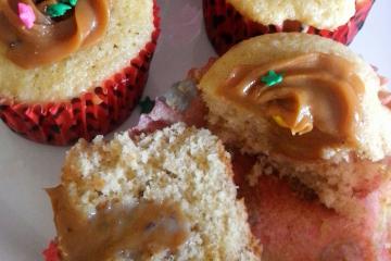 Cupcake de Baunilha com cobertura de Doce de Leite