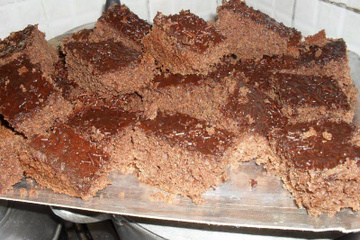 Bolo de chocolate com calda de chocolate