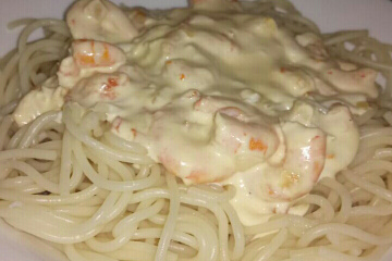 Macarrão com camarão ao molho de quatro queijos
