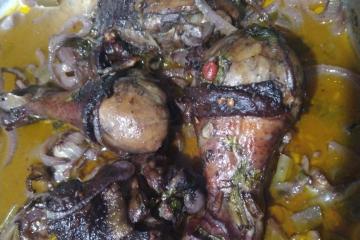Coxa e sobre coxa de frango assada ao vinho
