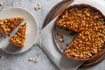 A melhor sobremesa de amendoim que já fiz para a Festa Junina veio dessa receita de torta de pé de moleque do TudoGostoso
