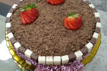 Bolo de chocolate com recheio de morango e palitinhos