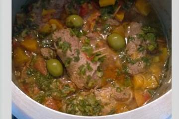 Bife a rolê com linguiça e cenoura