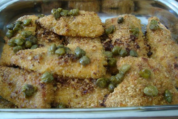 Filé de peixe na farofa ao molho de alcaparras