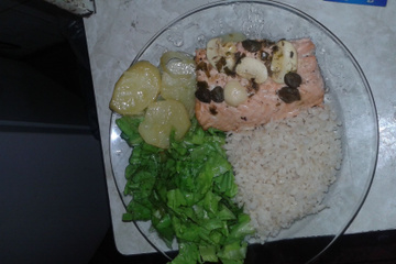 Salmão no forno ao molho de alcaparras e champignon