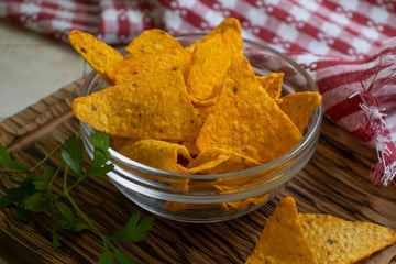 Doritos de arroz muito crocante e saboroso perfeito para aproveitar as sobras