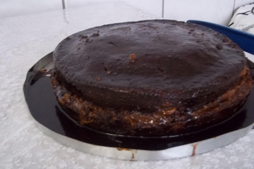 Bolo de chocolate e calda de chocolate