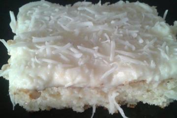 Bolo de coco gelado com creme