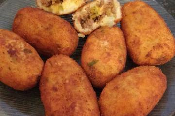 Bolinho de batata recheado com queijo e presunto