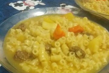 Sopa de legumes com músculo e massinha
