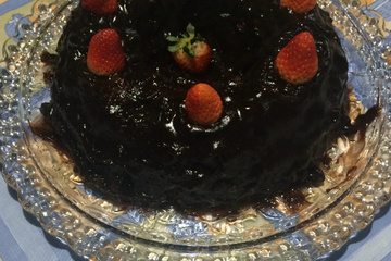 Bolo de chocolate com calda de chocolate