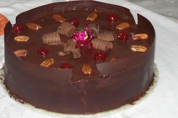 Bolo de chocolate com morangos