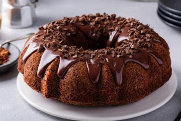 Bolo de chocolate simples, só que sem trigo, macio e fofinho