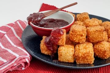 Dadinhos de tapioca com geleia de morango 