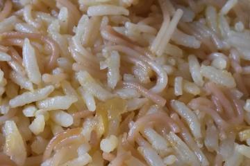 Arroz com aletria ( macarrão cabelo de anjo)