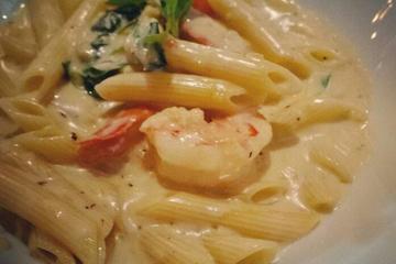 Macarrão ao molho branco com camarão