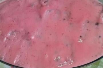 Bolo mousse de morango e chocolate