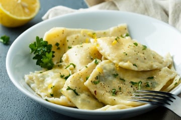Ravioli de ricota e limão-siciliano caseiro e no ponto certo